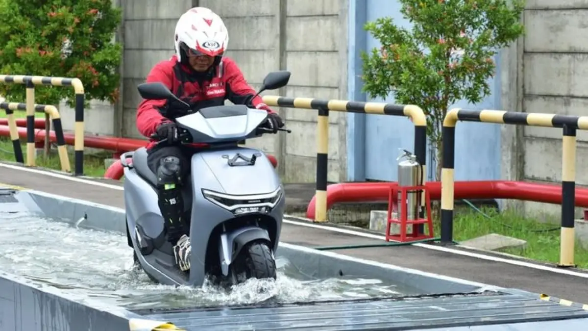 Motor listrik Super Soco CPX jarak tempuh 180 km hadir dengan desain adventure, fitur canggih, dan harga Rp81 jutaan.