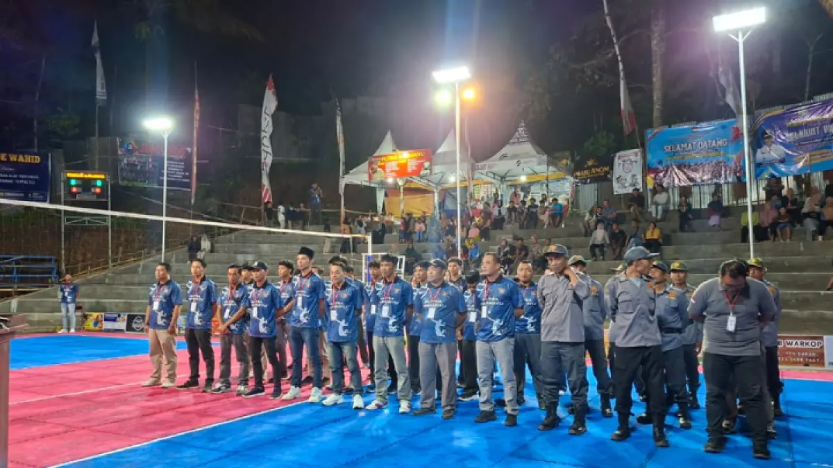 PANITIA: Panitia Turnamen Bola Voli Antardusun dan Antarklub se-Kabupaten Trenggalek berfoto bersama usai pembukaan acara di Lapangan Dusun Mojo, Desa Nglebo, Kecamatan Suruh. Ajang ini diharapkan melahirkan bibit atlet berbakat.