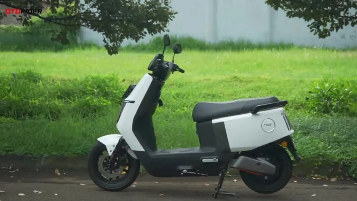 Polytron Fox 200 hadir dengan cruise control, Fox Alert, jarak 85 km, dan harga terjangkau, cocok untuk motor listrik harian.
