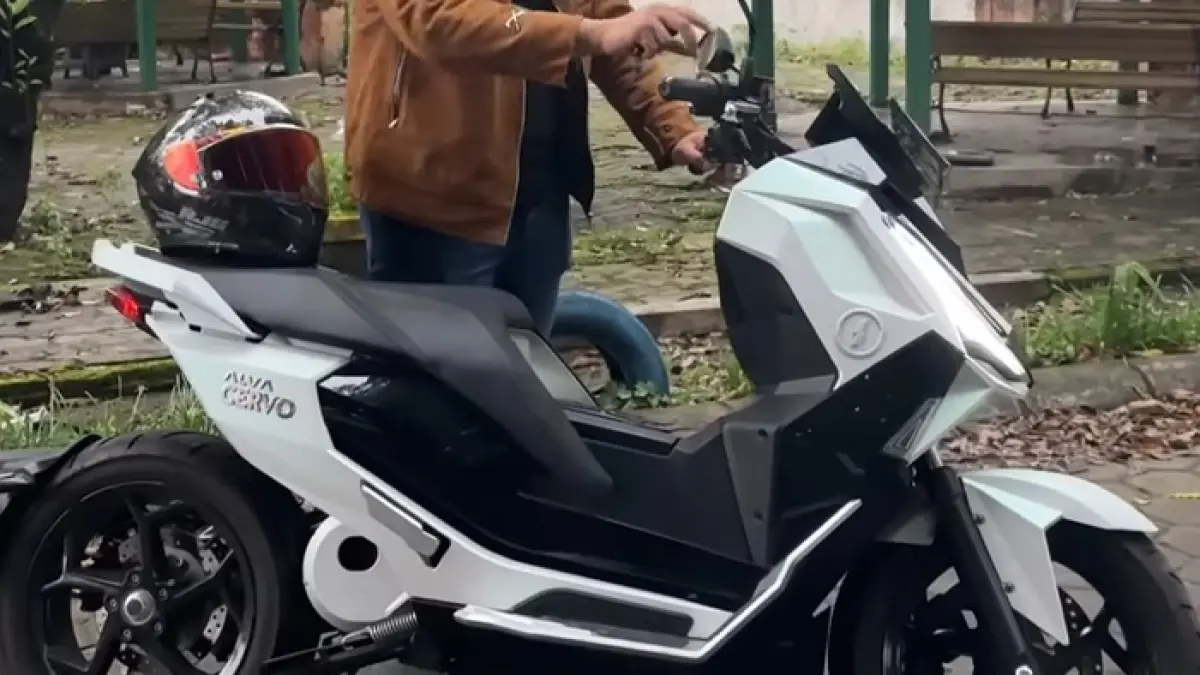 Review motor listrik Alva Cervo 2026, desain keren, tenaga kencang, tapi suspensi jadi sorotan utama. Simak lengkapnya! (SC YOUTUBE)