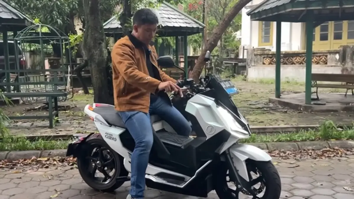 Review motor listrik Alva Cervo 2026 ungkap performa ngebut, fitur modern, dan kekurangan penting yang wajib diketahui. (SC YOUTUBE)