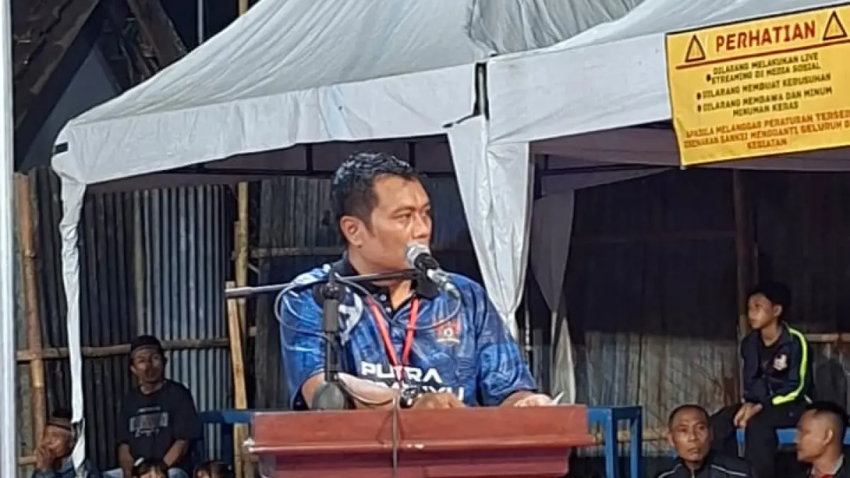 SAMBUTAN: Ketua penyelenggara Fals Yudistira memberikan sambutan dalam pembukaan Turnamen Bola Voli Antardusun dan Antarklub se-Kabupaten Trenggalek di Lapangan Dusun Mojo, Desa Nglebo, Kecamatan Suruh.