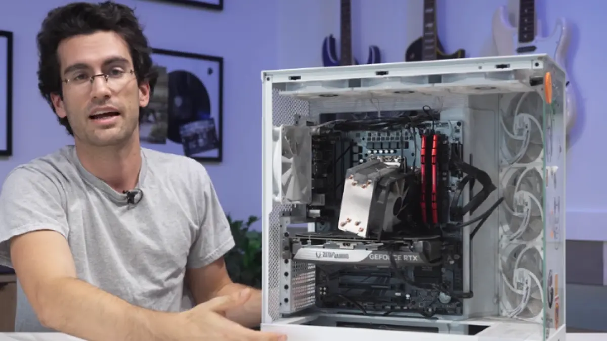 Teknisi menunjukkan kondisi PC gaming yang mengalami kerusakan serius, dengan pemasangan komponen yang tidak rapi dan GPU diduga mati total menjadi penyebab utama tidak munculnya tampilan di monitor. (Greg Salazar)
