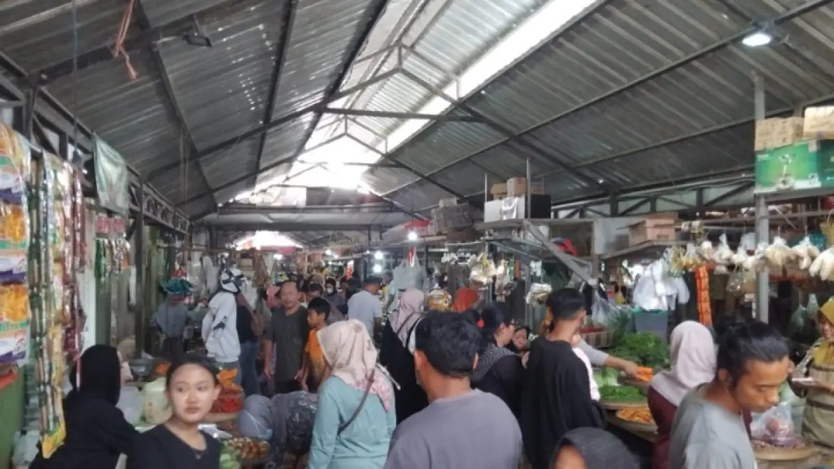 HARUS SADAR: Aktivitas jual beli di pasar masih menjadi persoalan dengan sampah yang perlu pengolahan optimal. 
(FATRA ADITYA/RADAR TRENGGALEK)
 