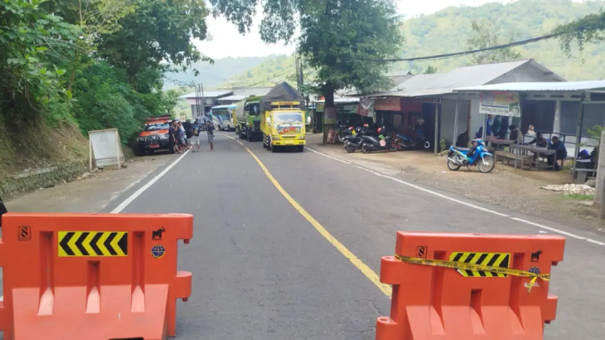 MASIH LABIL: Kondisi KM 16 jalur Trenggalek-Ponorogo pasca jatuhnya bebatuan besar dan kini sesekali dilakukan buka tutup jalur. (ZAKI JAZAI/ RADAR TRENGGALEK)