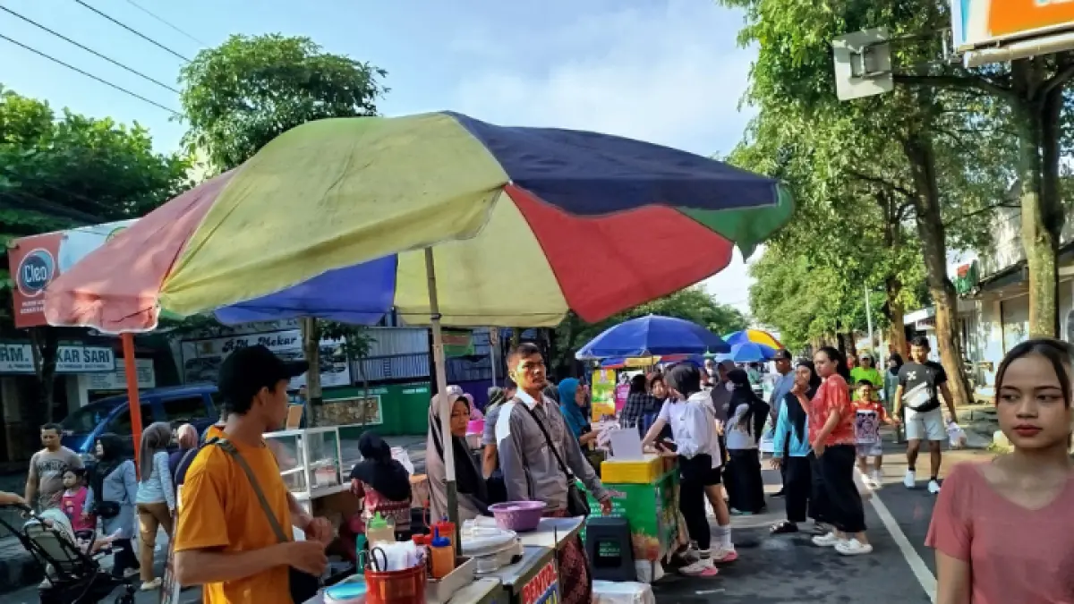 TERUS DIEVALUASI: CFD yang kembali dilaksanakan di wilayah Jalan Panglima Sudirman, yang bisa menjadi lokasi olahraga sekaligus pusat kegiatan ekonomi. (ZAKI JAZAI/ RADAR TRENGGALEK)
