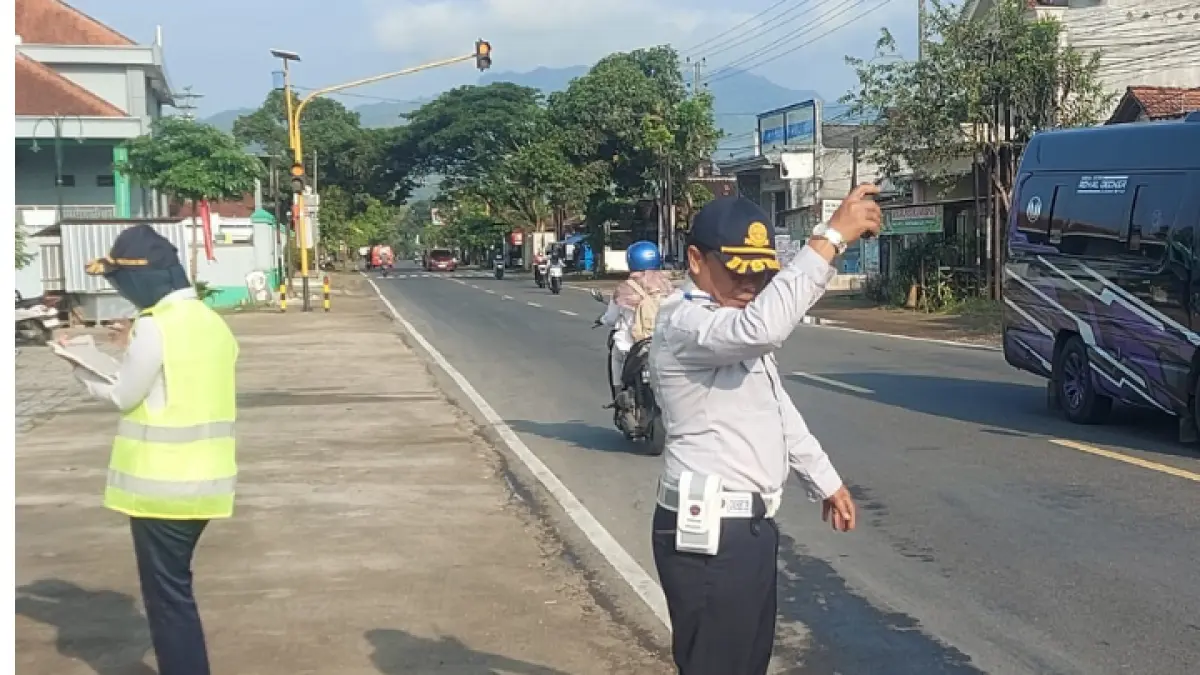 TIMBA ILMU: Disperkimhub Trenggalek dampingi mahasiswa survei pola perjalanan di jalur Trenggalek–Tulungagung. 
(DISPERKIMHUB UNTUK RADAR TRENGGALEK)