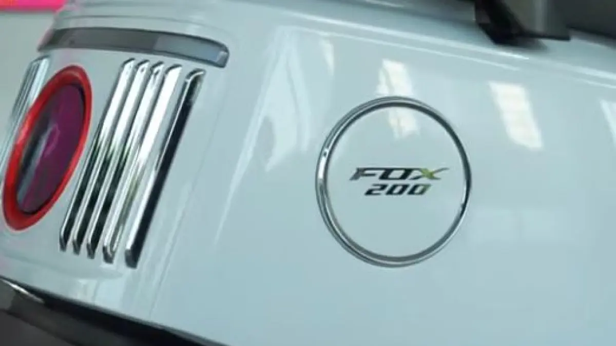 Cari motor listrik murah? Polytron Fox 200 cuma Rp11,5 juta! Desain slim, fitur canggih anti lupa sein, dan hemat biaya operasional harian.(screenshot youtube)