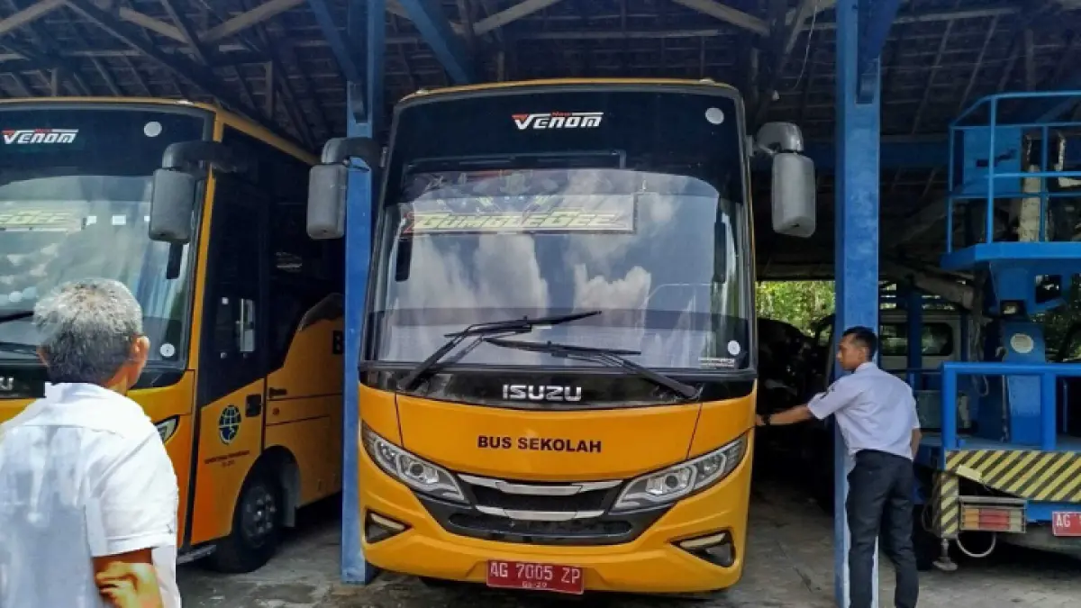 PARKIR DULU: Armada angkutan sekolah yang saat ini belum dioperasikan karena masih dilakukan survei peminatan terlebih dahulu. (ZAKI JAZAI/RADAR TRENGGALEK)