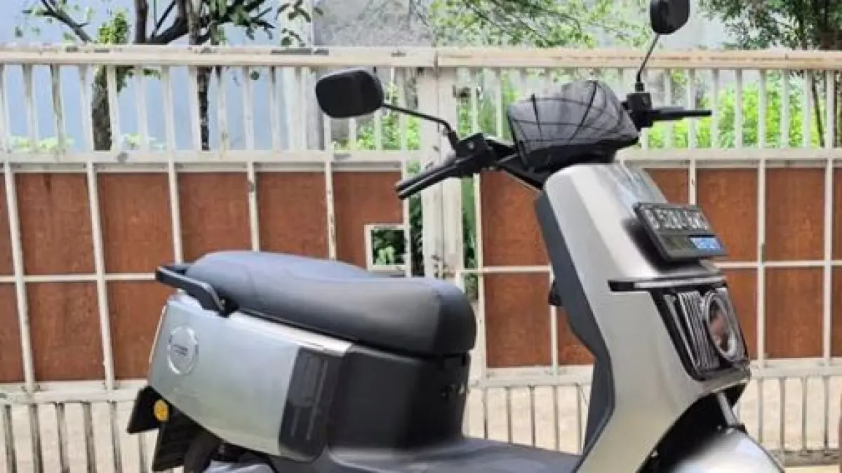 Review Polytron Fox 200: Motor listrik mungil untuk ibu-ibu! Lincah, suspensi empuk, jok nyaman, dan performa tangguh untuk mobilitas perkotaan. (screenshot youtube)