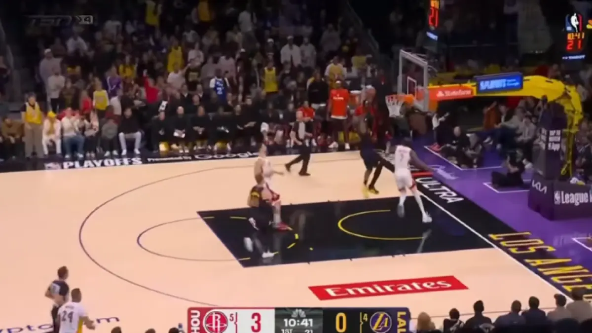 Aksi cepat di awal laga! Lakers langsung menekan, namun Rockets lebih dulu membuka skor lewat serangan transisi tajam di Game 2 playoff. (AI)

 