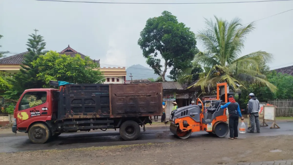 BELUM TEREALISASI: Proses pembangunan jalan di sejumlah titik di Trenggalek kini masih tertunda karena menunggu dana pinjaman cair.  (ZAKI JAZAI/ RADAR TRENGGALEK)