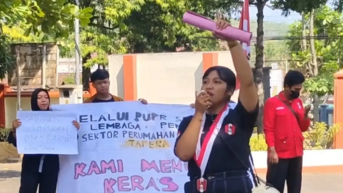 JAGA INTEGRITAS: Aktivis perempuan GMNI Trenggalek saat menggelar aksi untuk mengkritik kebijakan pemerintah, Selasa (21/4).  (ZAKI JAZAI/ RADAR TRENGGALEK)