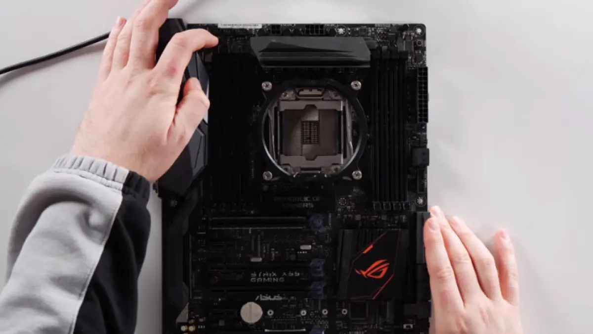 Merakit PC impian dimulai dari sini—motherboard kelas flagship siap menampung komponen “monster” untuk performa tanpa kompromi. (YT. DanteGTX )