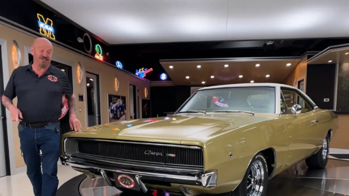 1968 Charger numbers matching tampil gagah dengan kondisi mulus dan detail restorasi sempurna—ikon klasik yang siap memikat kolektor sejati. (YT. Vanguard Motor Sales)