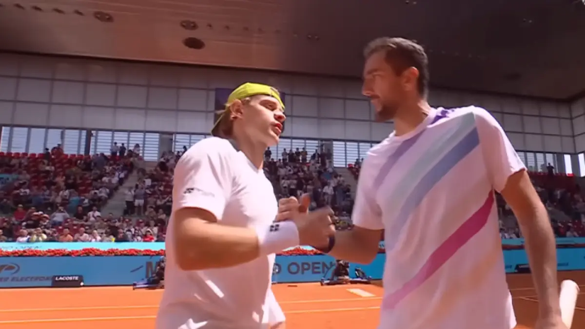 Duel sengit di Madrid Open berakhir sportif. Marin Cilic dan Zizou Bergs saling berjabat tangan usai laga panas yang ditutup dengan comeback dramatis Cilic. (YT. TENNIS TV)