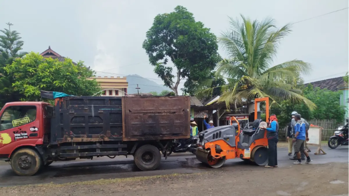 HARUS LEBIH BAIK: Proses perbaikan jalan di wilayah Trenggalek nantinya jadi prioritas pembangunan setelah dana pinjaman cair.  (ZAKI JAZAI/ RADAR TRENGGALEK)