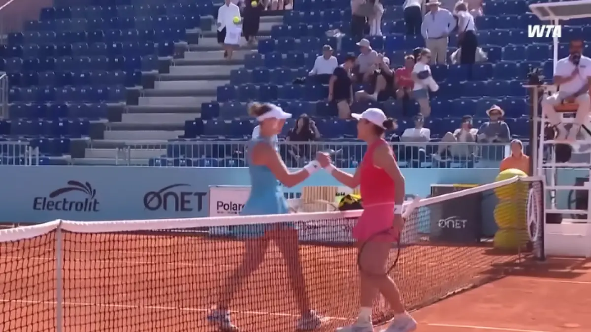 Janice Chen dan Elina Charva saling berjabat tangan di net usai pertandingan sengit, menutup duel dengan penuh respek. (YT. WTA)