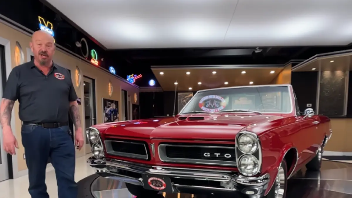 Si Merah yang legendaris. Atap terbuka, raungan mesin V8, dan performa yang masih garang. Inilah The Great One dalam kondisi terbaiknya. ( YT. Vanguard Motor Sales)