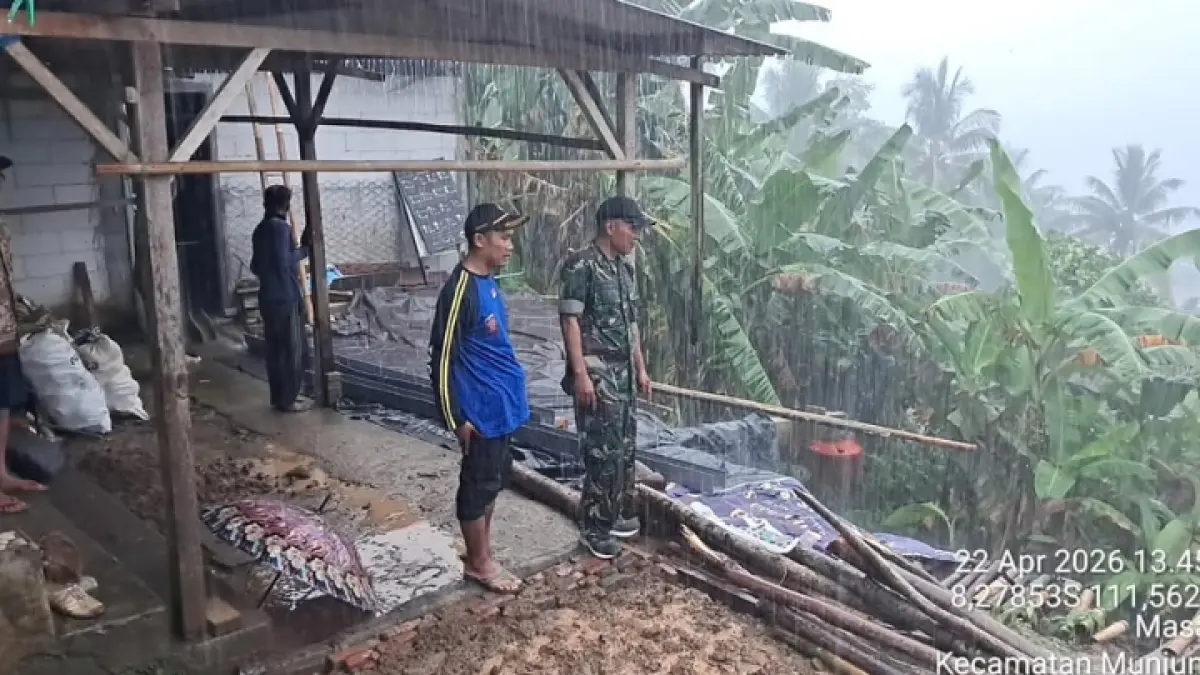 TETAP WASPADA: Kondisi rumah di Desa Masaran, Kecamatan Munjungan, yang mengalami longsor. (BPBD UNTUK RADAR TRENGGALEK)