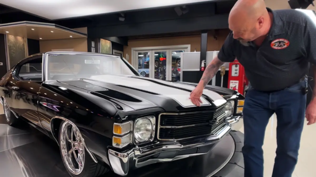 1971 Chevelle LS3 tampil garang dengan balutan hitam mengilap dan detail klasik yang memikat. (YT. Vanguard Motor Sales)