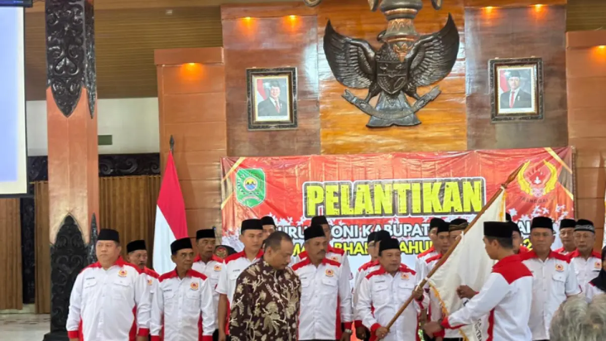 BAWA SEMANGAT BARU: Ketua KONI Jatim, Muhammad Nabil, ketika mengukuhkan pengurus KONI Trenggalek periode 2026-2028 dinahkodai Doding Rahmadi, di pendopo Manggala Praja, Kamisb(23/4).  (FOTO: AMALIA RIZKY IP/RADAR TRENGGALEK)