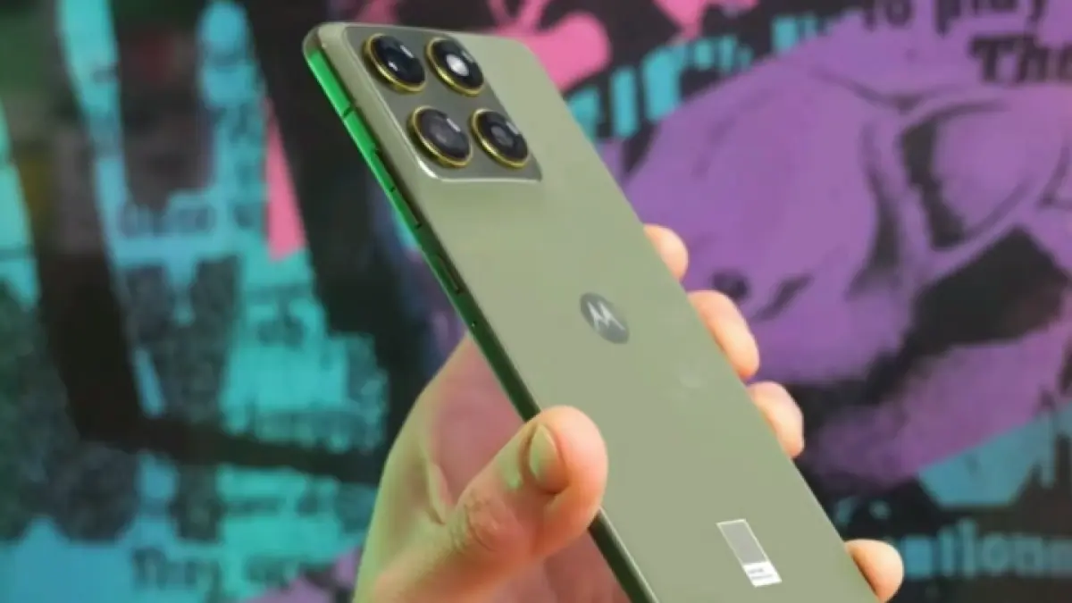 Desain elegan dan premium! Smartphone Motorola berwarna hijau olive ini tampil mencuri perhatian dengan modul kamera besar dan finishing matte yang stylish cocok buat kamu yang ingin tampil beda. (YT. Pan Channel )
