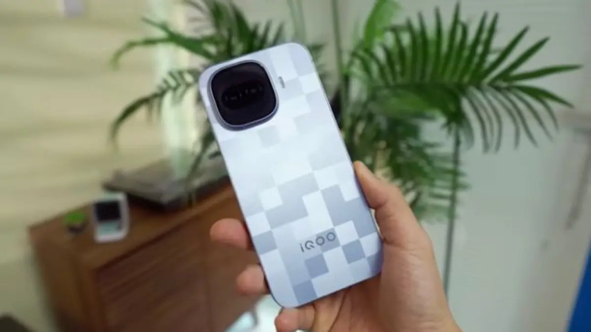 iQOO 15R hadir dengan baterai monster 7.600 mAh dan chipset Snapdragon 8 Gen 5. Simak spesifikasi lengkap dan ulasan performa gaming di sini. (Screenshot youtube)