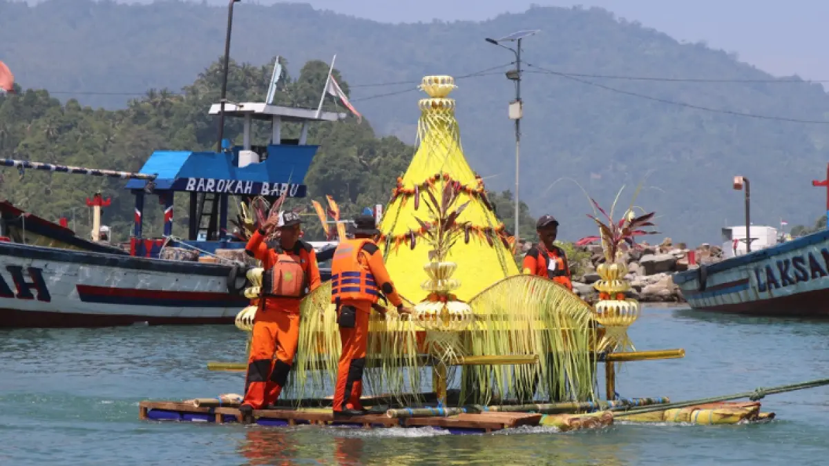 SEDEKAH BUMI: Masyarakat Watulimo Kembali Gelar Larung Sembonyo sebagai rasa syukur. ( FATRA ADITYA / RADAR TRENGGALEK )
