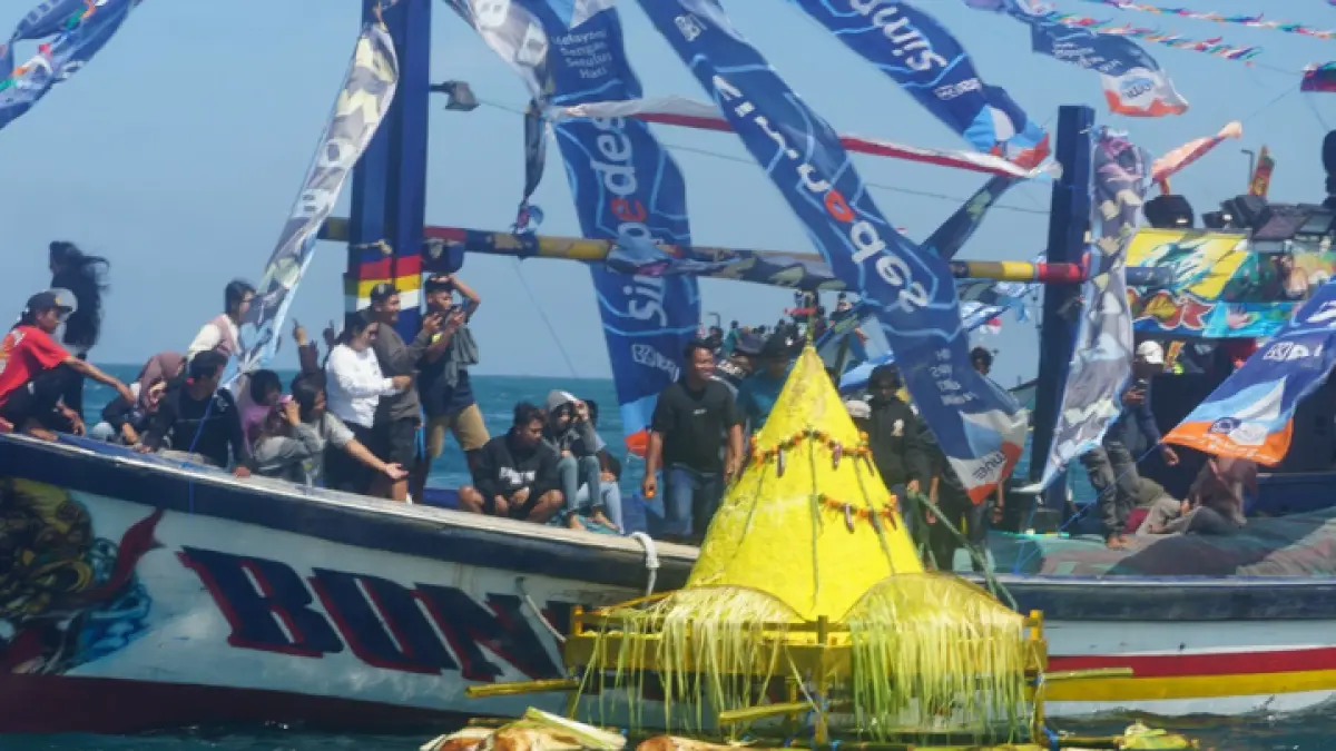 SEJARAH DAN TRADISI: Prosesi Larung Sembonyo sebagai warisan budaya masyarakat pesisir Pantai Prigi. (FATRA ADITYA/RADAR TRENGGALEK)