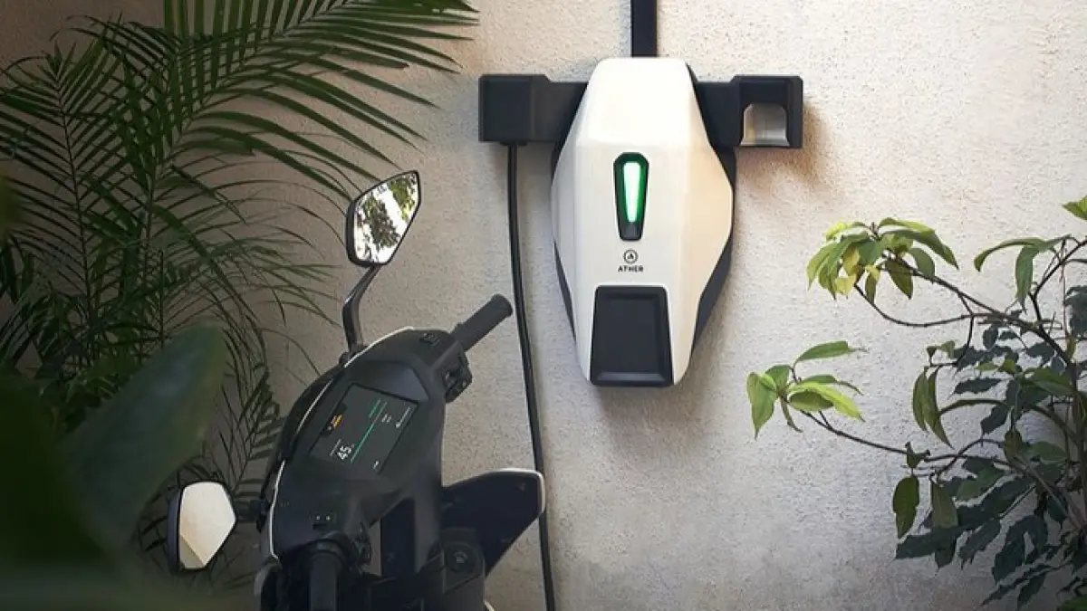 Motor listrik terbaru mulai Rp15 jutaan hadir dengan desain futuristik, hemat biaya, dan cocok untuk mobilitas harian. (Gemini AI)
