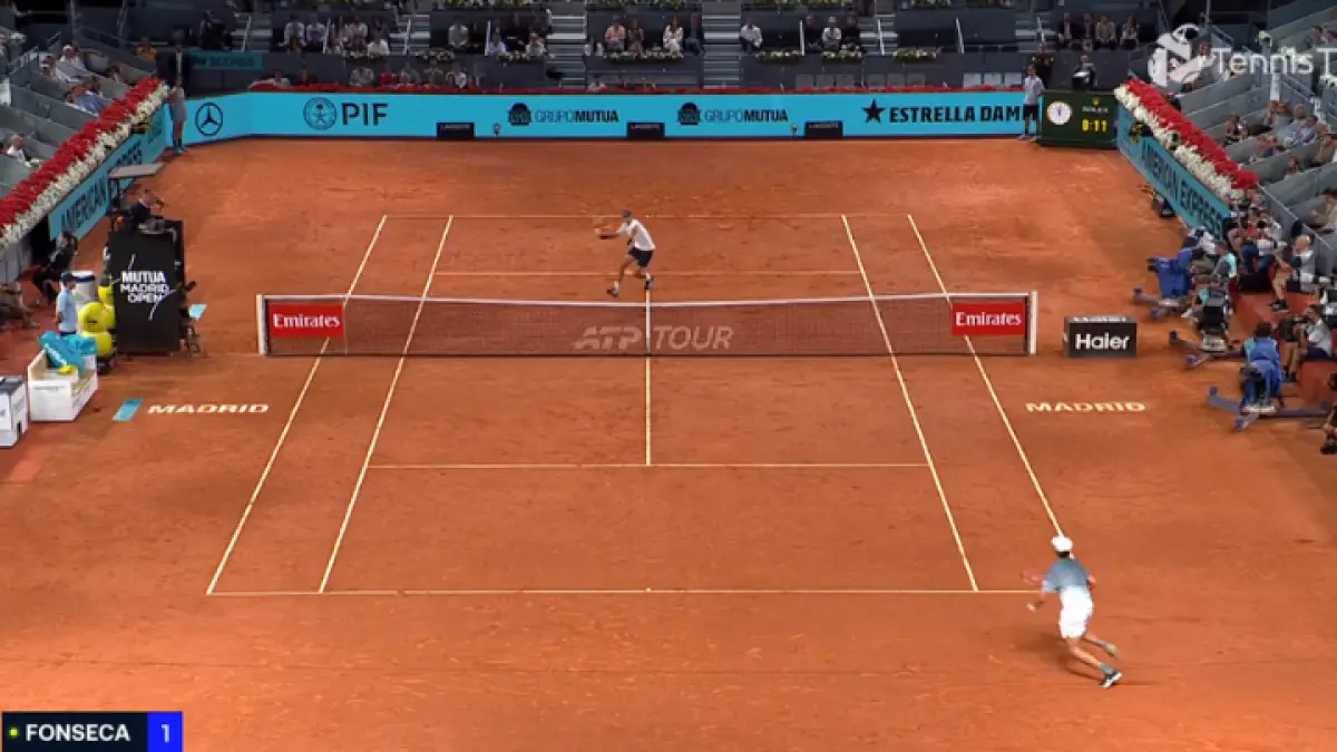 Duel sengit di lapangan tanah liat Madrid Open, saat Fonseca dan Jodar saling adu rally cepat dalam perebutan poin krusial. (TENNIS TV)
