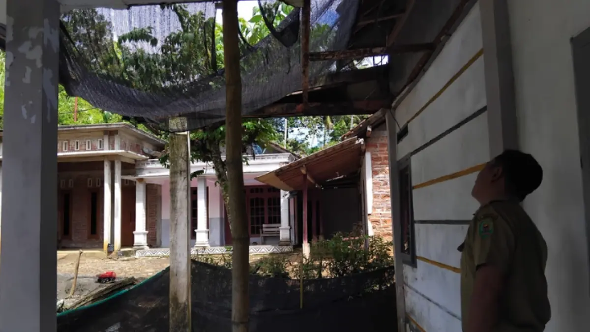 GANGGU LAYANAN: Atap ambrol dan ruangan bocor membuat pelayanan pustu di Desa Masaran, Kecamatan Munjungan, terganggu saat hujan.  (FATRA ADITYA/RADAR TRENGGALEK)
