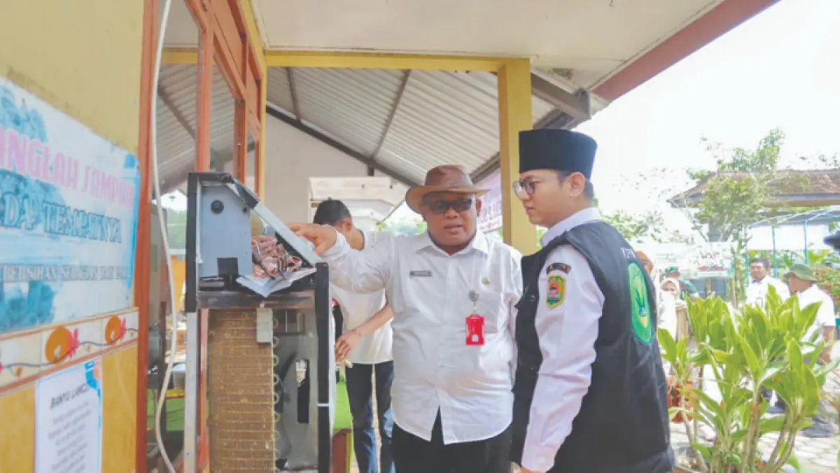 INOVASI BARU: Bupati Trenggalek Mas Ipin memperkenalkan teknologi kondensasi dengan metode menangkap uap dingin di udara untuk diubah menjadi air di  SDN 2 Sukorejo, Kecamatan Gandusari.  (Dok. Pim untuk Radar Trenggalek)