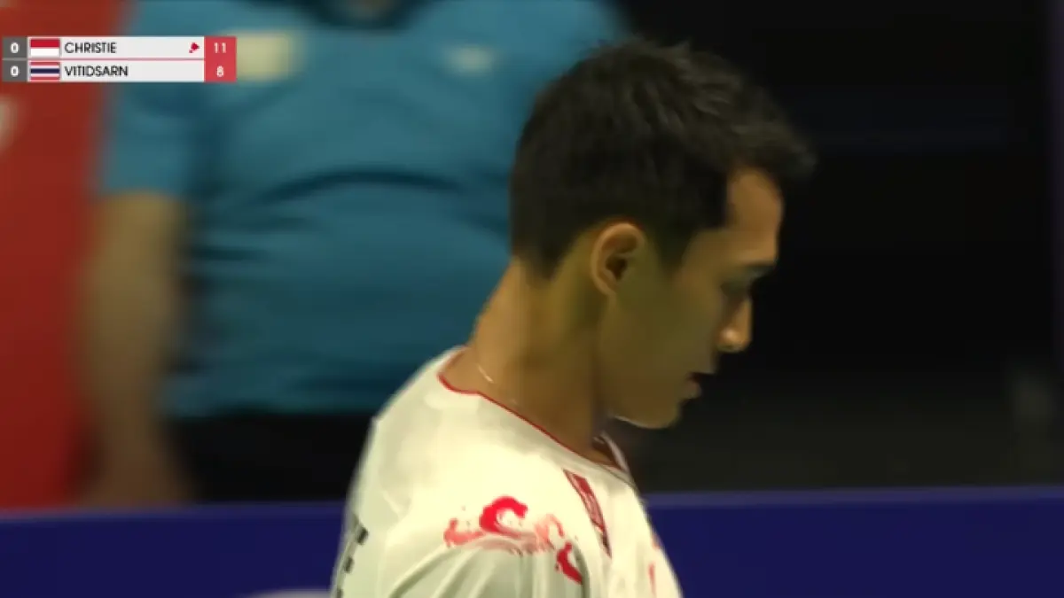 Jonatan Christie fokus penuh saat menghadapi Kunlavut Vitidsarn, unggul sementara dan tampil tenang di momen krusial pertandingan. (BWF TV)