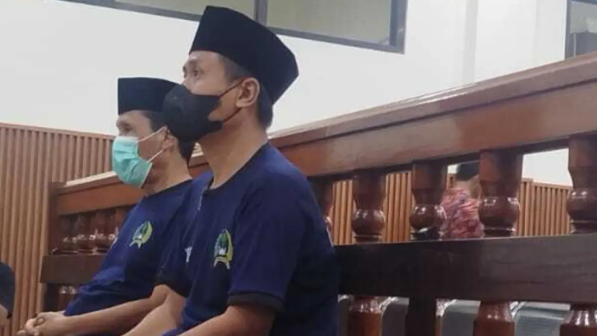 KAMI TAK MELAKUKAN: Masduki dan Faisol sebelum menjalani persidangan dengan agenda vonis di PN Trenggalek.  ( ZAKI JAZAI/ RADAR TRENGGALEK )

