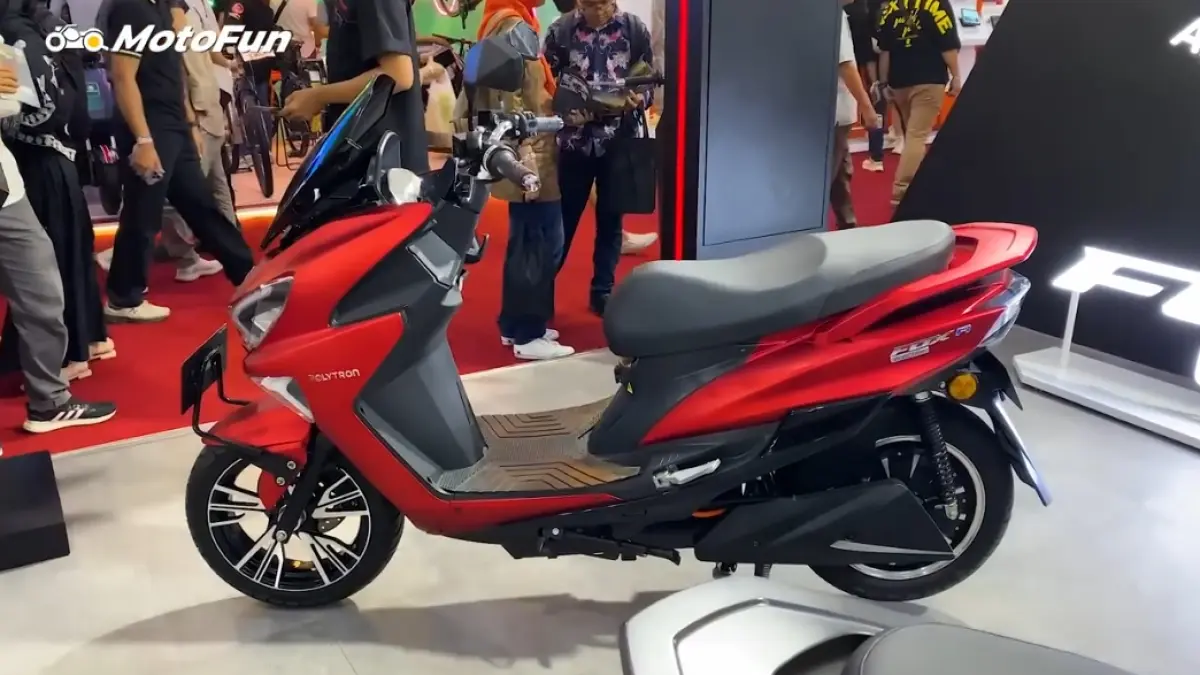 Perbandingan Polytron Fox R vs Alpha Entry di GIIAS 2024, beda harga, fitur, dan baterai. Mana motor listrik terbaik?(screenshot youtube)