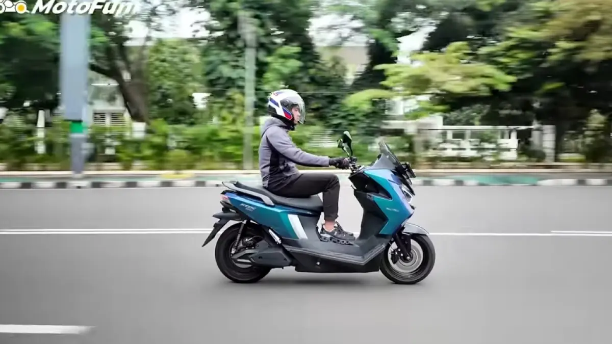 Polytron Fox 350 hadir dengan fitur baru, desain sporty, dan harga Rp15 jutaan. Simak review lengkap motor listrik terbaru ini! (screenshot youtube)