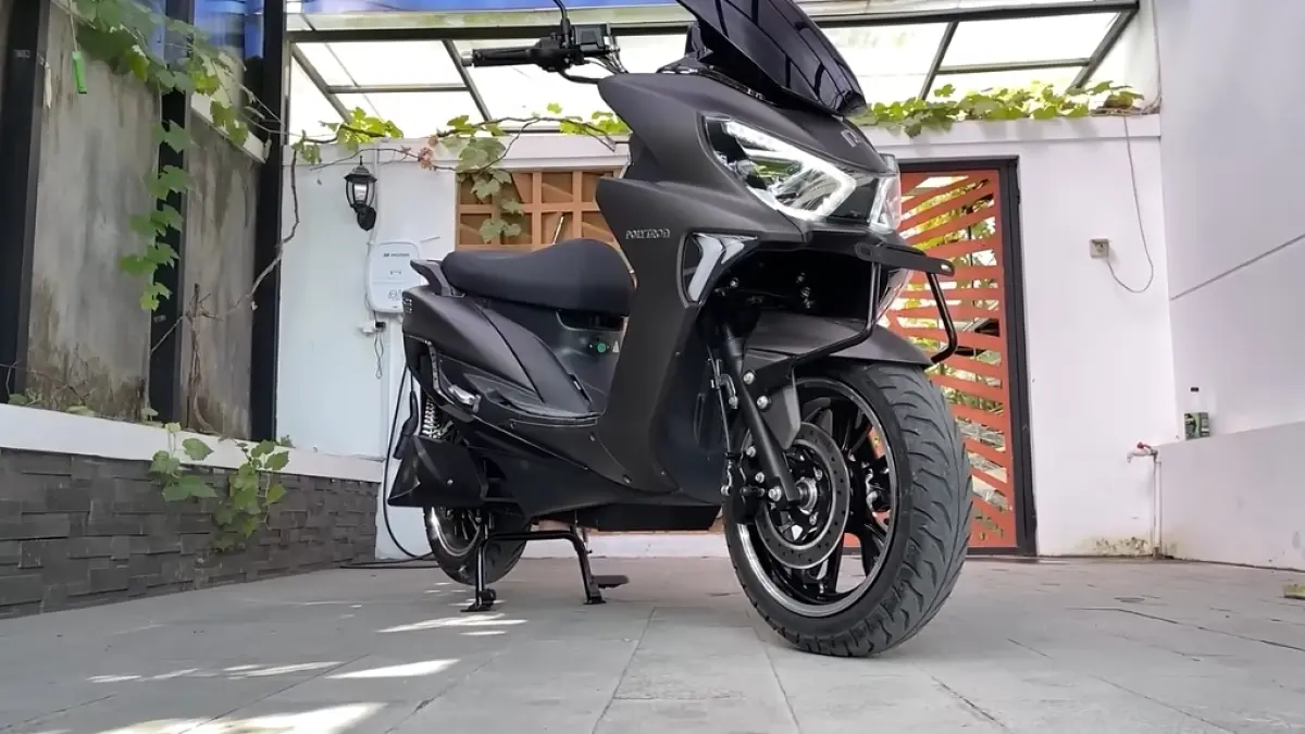 Polytron Fox S motor listrik murah dibeli tanpa subsidi, cek harga, jarak tempuh hingga 130 km, dan skema sewa baterainya (screenshot youtube)