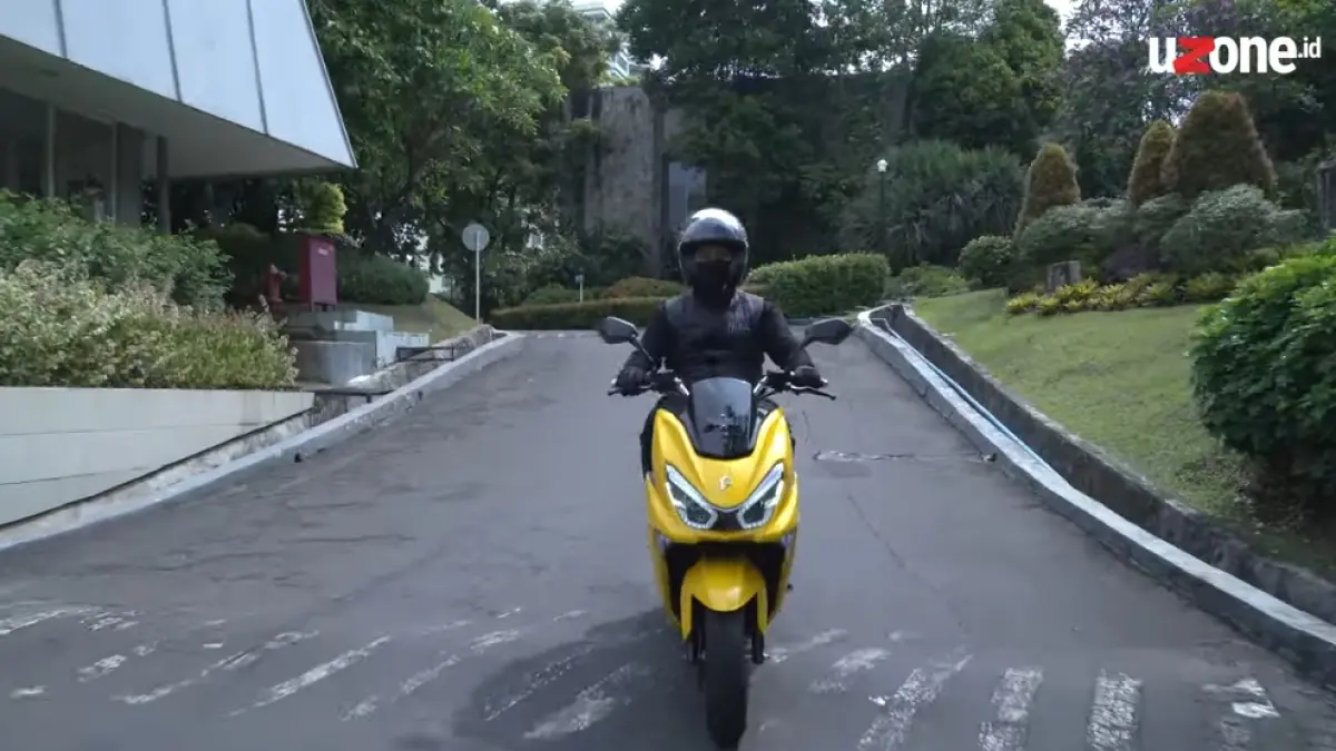 Polytron Fox S motor listrik murah Rp11 jutaan cocok untuk harian, jarak 70 km, fitur lengkap, dan sewa baterai fleksibel.
