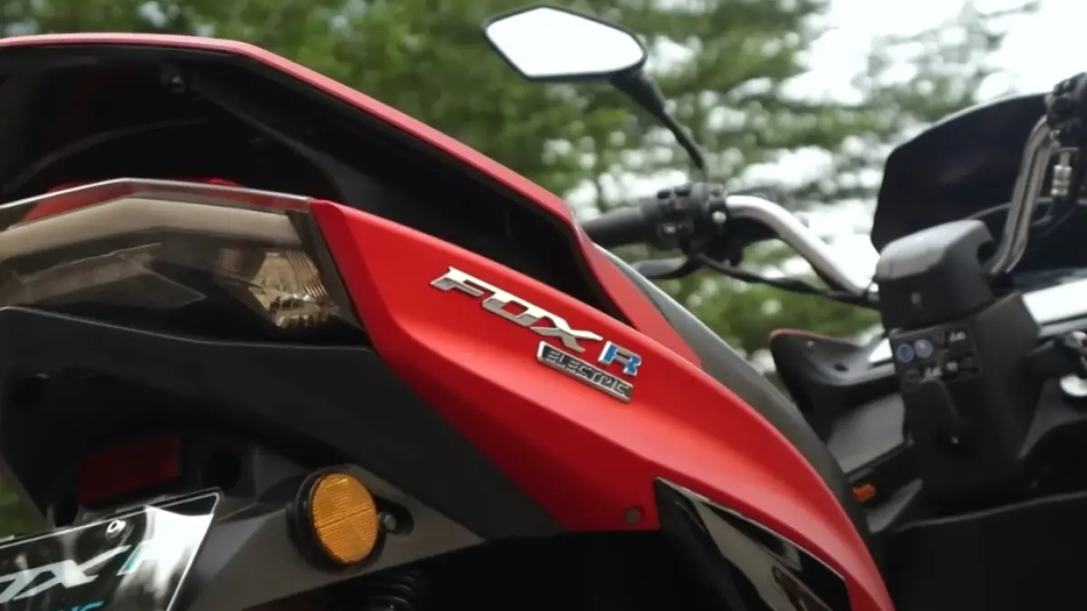Review Polytron Fox R, motor listrik bongsor harga Rp18 jutaan dengan fitur lengkap dan sewa baterai Rp200 ribu per bulan.(screenshot youtube)