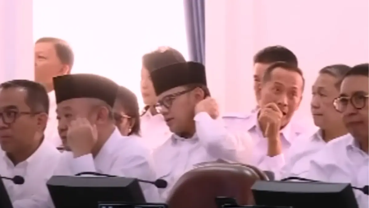 Suasana rapat kabinet memanas, sejumlah menteri tampak serius mengikuti arahan Presiden di tengah isu kocok ulang kabinet Prabowo-Gibran. ( Liputan 6 SCTV)
