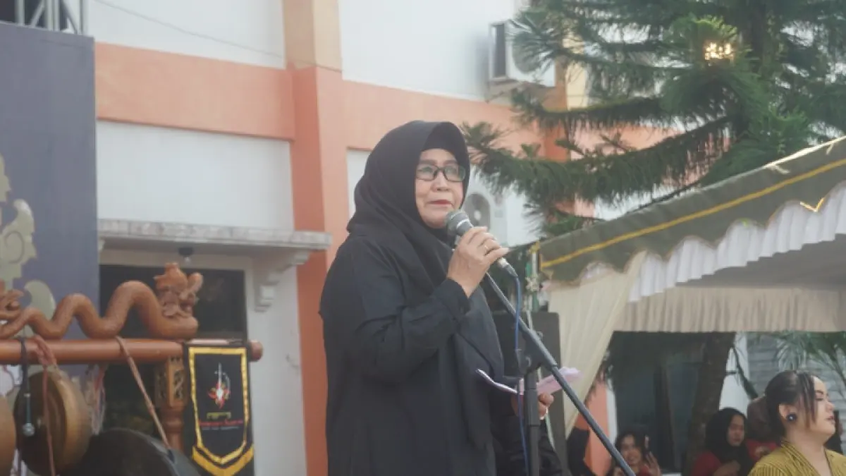 LESTARIKAN BUDAYA: STKIP PGRI Trenggalek gelar pertunjukan tari kolosal Turonggo Yakso, Minggu (26/4). (FATRA ADITYA / RADAR TRENGGALEK)

