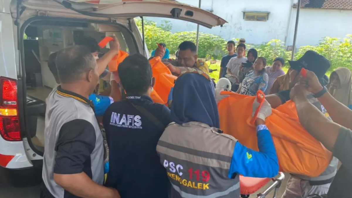 SEMOGA TENANG: Tim kepolisian dan RSUD dr Soedomo ketika membawa korban meninggal dunia ke rumah sakit, Jumat (24/4).  (AMALIA RIZKY IP/RADAR TRENGGALEK)
