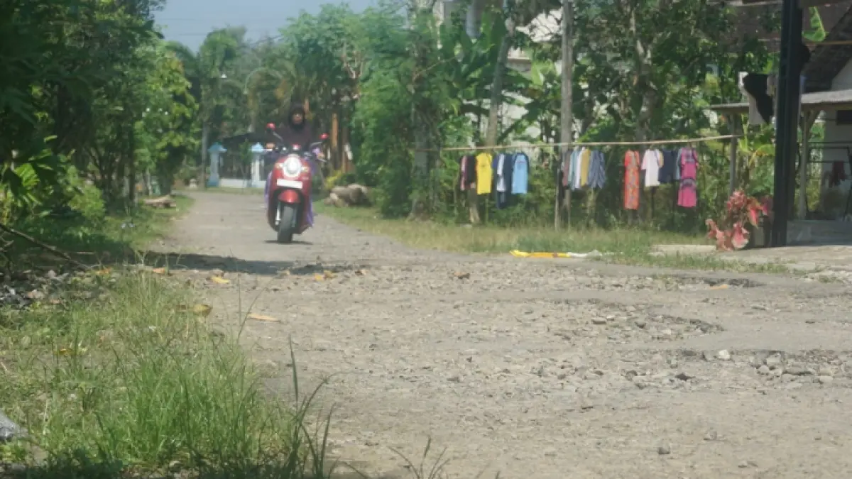 BERLUBANG: Akses jalan di Desa Banaran, Kecamatan Tugu, yang membuat para pengendara tidak nyaman melintas. (FATRA ADITYA/RADAR TRENGGALEK)