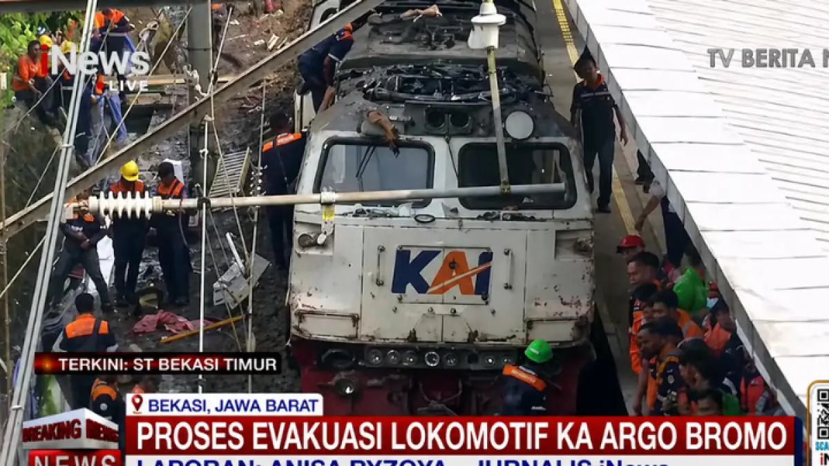 Evakuasi lokomotif KA Argo Bromo pasca tabrakan dengan KRL di Bekasi Timur masih berlangsung, petugas dan alat berat dikerahkan. (YT.OFFICAL iNEWS)