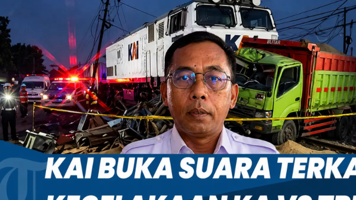 Petugas mengevakuasi truk pasir usai tertabrak KA Kahuripan di perlintasan Jalan Imam Bonjol, Kota Blitar, Selasa (28/4/2025) malam. (TRIBUNJATIM OFFICIAL)