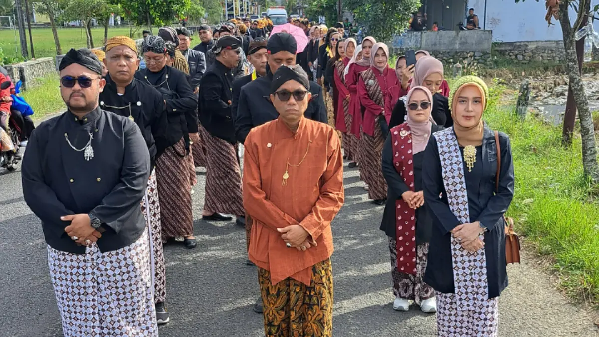 TETAP LESTARI:  Camat Munjungan, Yusuf Widharta, ketika mengikuti prosesi Pahargyan Adat Longkangan Teluk Sumbreng ke-177 bersama warga, Selasa (29/4/2026). (FOTO-FOTO: PEMERINTAHAN KECAMATAN MUNJUNGAN)