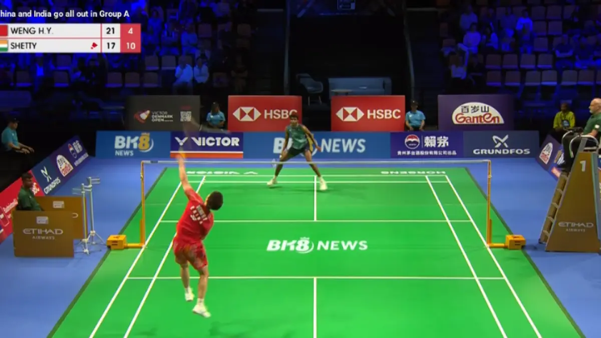 Duel sengit China vs India di badminton beregu Asia berlangsung panas. Shetty mencoba menekan lewat smash keras, namun wakil China tampil lebih efektif untuk mengamankan kemenangan penting. (BWF TV)