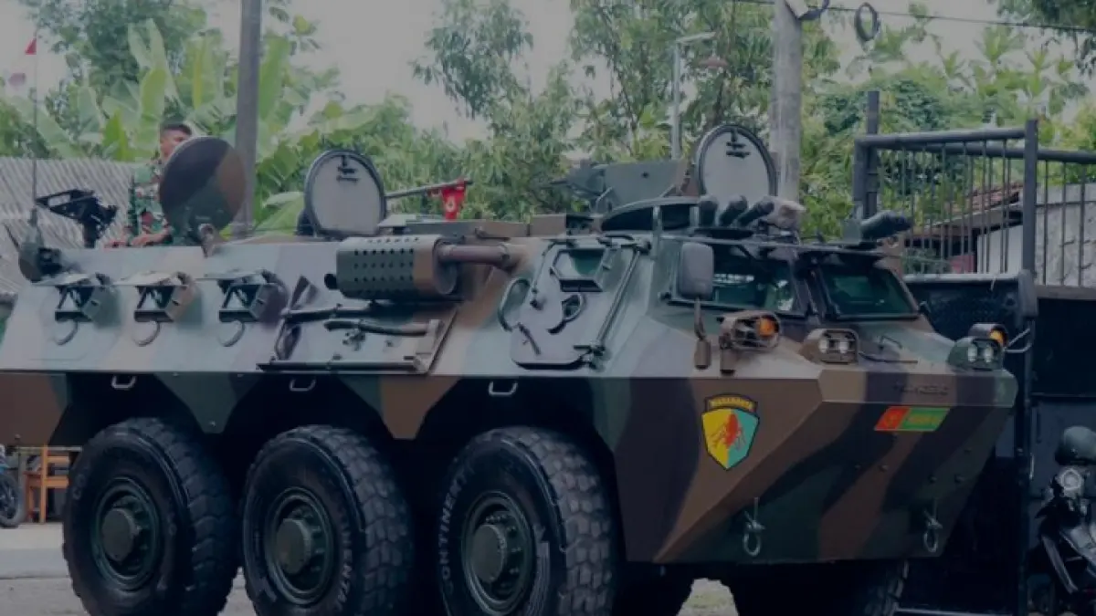 JAGA KETAT: Tampak kendaraan rantis dan personel TNI saat akan apel siaga di Stadion Menak Sopal untuk  sambut kedatangan Wapres Gibran, pada Kamis (30/4). 
(FATRA ADITYA/RADAR TRENGGALEK)